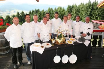 Team chef stellato, Altopiano di gusto. Piatti gourmet, vini pregiati e paesaggio montano mozzafiato. #chef #gourmet #altopianodigusto