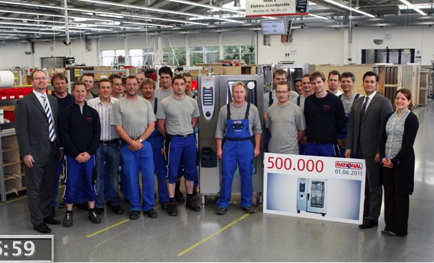 Gruppo di persone con forno Rational. Produzione di forni professionali.