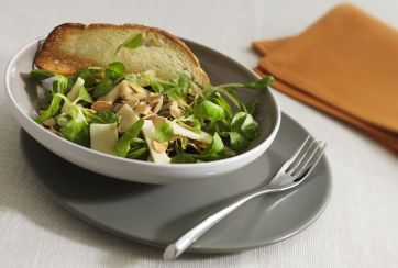 Insalata di carciofi con Gruyère, mandorle tostate e pane croccante. Ricetta sana e gustosa.