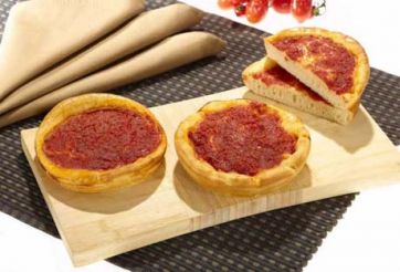 Pizzette sfiziose con pomodoro su tagliere. Snack italiani gustosi.