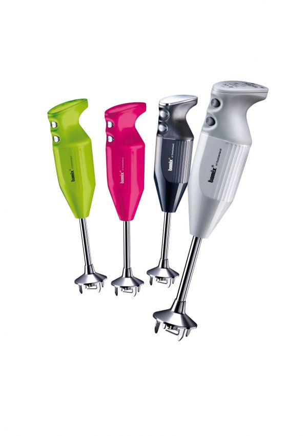 Quattro minipimer Bamix colorati. Elettrodomestici da cucina per frullare, sminuzzare e montare. Design svizzero.