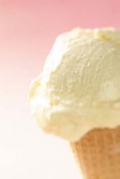 Gelato al limone in cono. Dessert estivo, fresco e goloso. Piacere gelato.