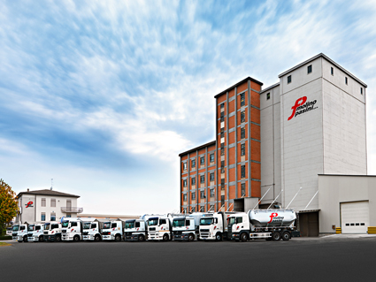 Molino Pasini: edificio industriale e camion per trasporto farina. Azienda molitoria italiana.