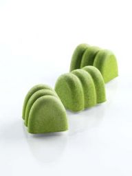 Dolci verdi Silikomart. Dessert monoporzione con glassa velluto verde. Pasticceria moderna, stampi professionali.