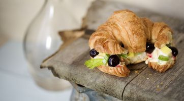 Croissant farcito con insalata di pollo e amarene. Ricetta sfiziosa.