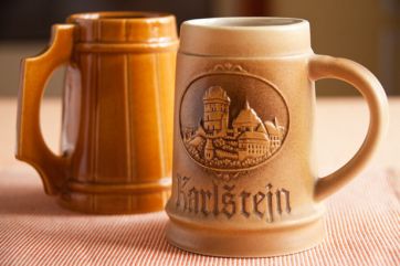 Due boccali di birra in ceramica. Boccale Karlštejn con castello. Birra artigianale, tradizione bavarese.