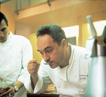 Ferran Adrià, chef stellato, assaggia una creazione culinaria. Cucina d'avanguardia.