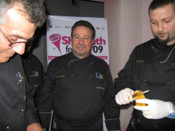 Chef siciliani in divisa nera durante evento culinario. Cucina tipica siciliana, food blogger.