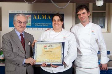 Chef diplomata ALMA con attestato. Uomo in giacca e chef in divisa ALMA. Scuola Internazionale di Cucina Italiana.