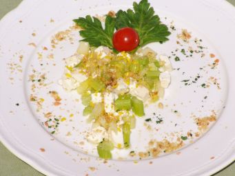 Composta di sedano, tuma e nocciole. Insalata fresca e gustosa. Ricetta con sedano, formaggio tuma e noci.