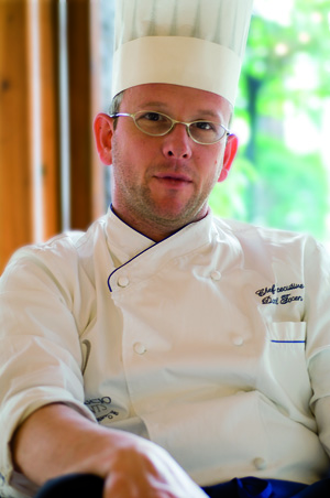 Ritratto di Daniel Facen, chef executive in divisa bianca e toque. Cucina italiana d'autore.