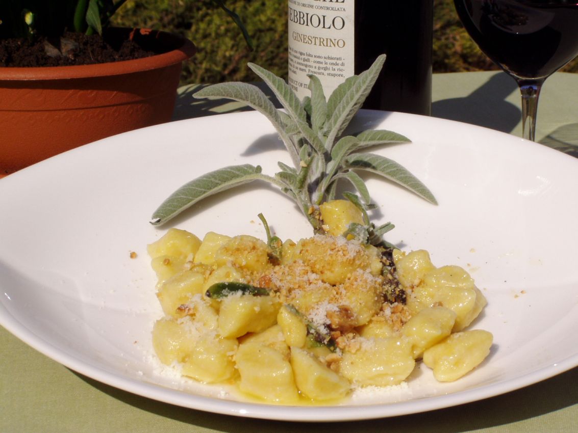 Gnocchi di nocciole fatti in casa con salvia, vino rosso. Ricetta tradizionale italiana.