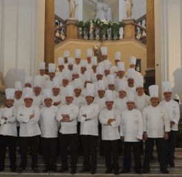 Gruppo AMPI (Accademia Maestri Pasticceri Italiani) in posa con tocco da chef. Pasticceria italiana d'eccellenza.