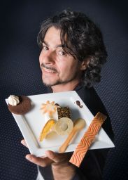 Chef Manuel Arcadu con piatto di dolci. Pasticceria creativa, dessert artigianali.