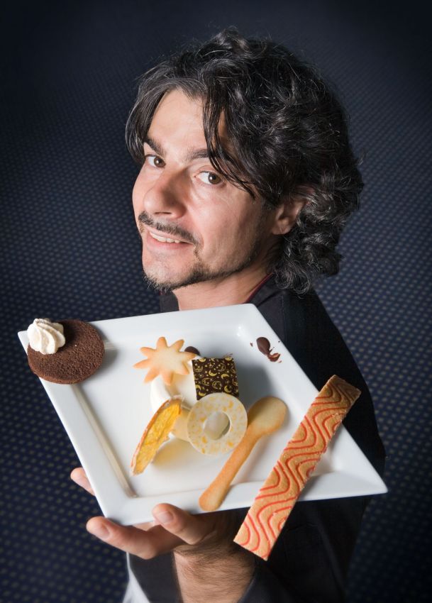 Chef Manuel Arcadu con piatto di dolci. Pasticceria creativa, dessert artigianali.