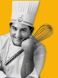 Sal De Riso, chef pasticcere italiano con frusta. Eccellenza della pasticceria campana.