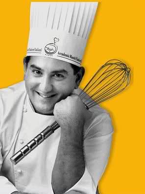 Sal De Riso, chef pasticcere italiano con frusta. Eccellenza della pasticceria campana.