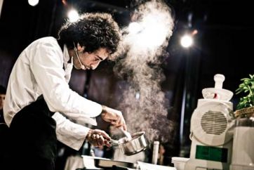 Chef Aliberti cucina con passione. Pentole fumanti, cucina professionale. Esperienza culinaria unica.