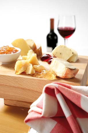 Assortimento di formaggi italiani con marmellata e vino rosso. Degustazione formaggi.