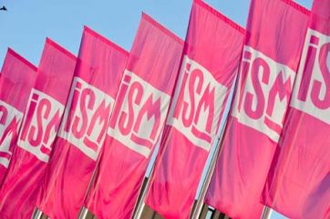 Bandiere rosa ISM. Evento ISM. Fiere internazionali dolciumi. Marketing ISM.