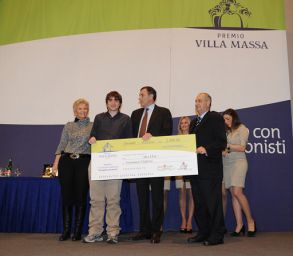 Premiazione Piatto d'autore 2010: persone con assegno premio Villa Massa. Evento gastronomico, concorso culinario.