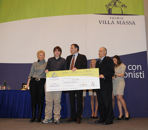 Premiazione Piatto d'autore 2010: persone con assegno premio Villa Massa. Evento gastronomico, concorso culinario.