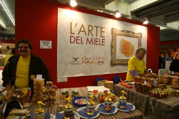Stand del Consorzio Tutela Miele: esposizione di mieli artigianali, prodotti locali e specialità della Valtellina.