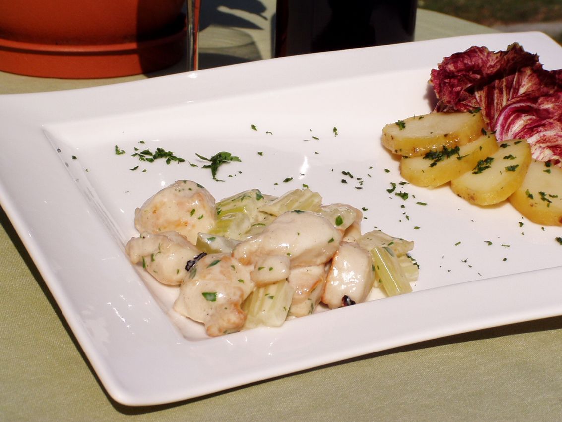 Piatto di galletto alle nocciole con patate e radicchio. Cucina italiana, ricetta tradizionale.