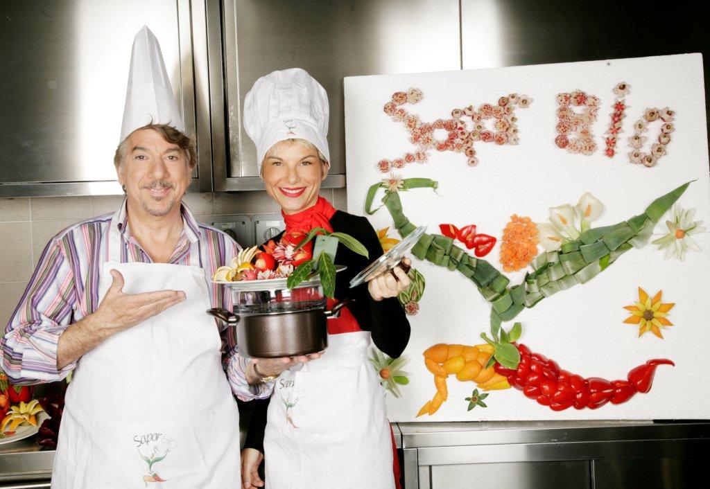 Chef Stefania e Marco in cucina. Ricette bio, cibo sano e ingredienti freschi. Cucina italiana.