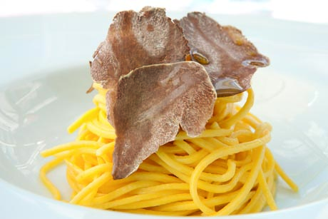 Spaghetti al tartufo bianco. Pasta gourmet con tartufo pregiato.