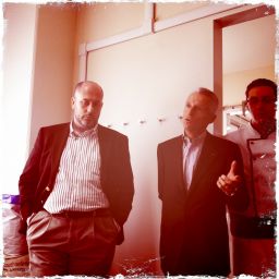 Tre uomini in giacca, uno in divisa da chef. Ambiente formale, forse evento Domori.