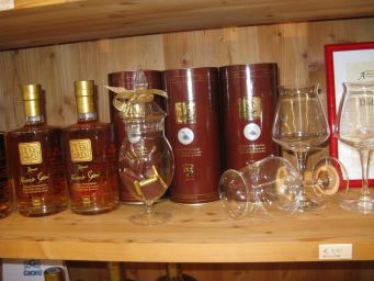 Grappa Trentino in bottiglia e bicchieri. Distillati pregiati del Trentino.