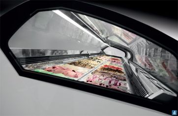 Vetrina gelateria professionale con gusti assortiti. Gelato artigianale italiano.