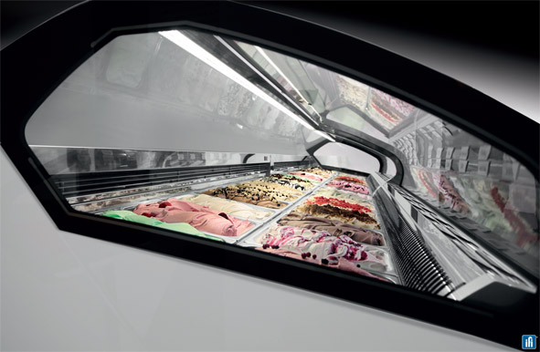 Vetrina gelateria professionale con gusti assortiti. Gelato artigianale italiano.