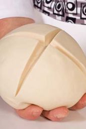 Pasta madre in mano. Lievito naturale per pane fatto in casa. Impasto lievitato, panificazione artigianale.