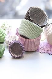 Pirottini colorati per cupcake. Accessori per pasticceria, decorazioni dolci. Pirottini a pois rosa, verdi, lilla e grigi.