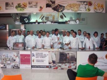 Team di chef in Puglia durante un evento culinario. Cucina professionale.