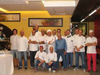 Gruppo di chef e personale Richemont in posa per foto di gruppo. Esami di cucina e pasticceria.