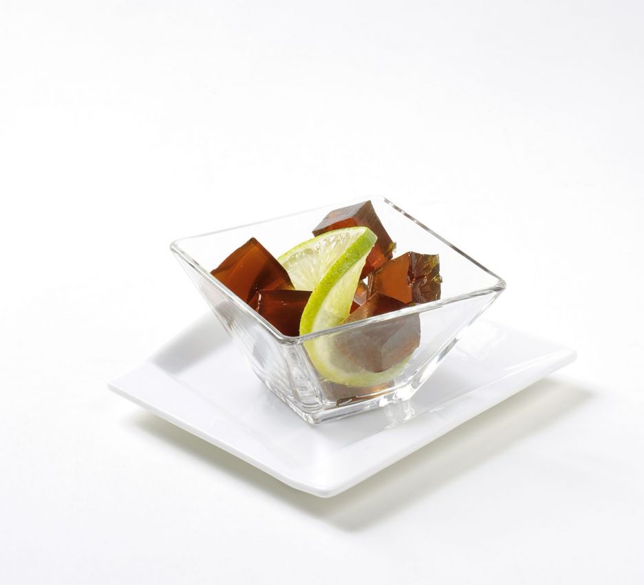 Cocktail solido in gelatina con lime. Cubetti di gelatina alcolica in coppa di vetro. Aperitivo originale.