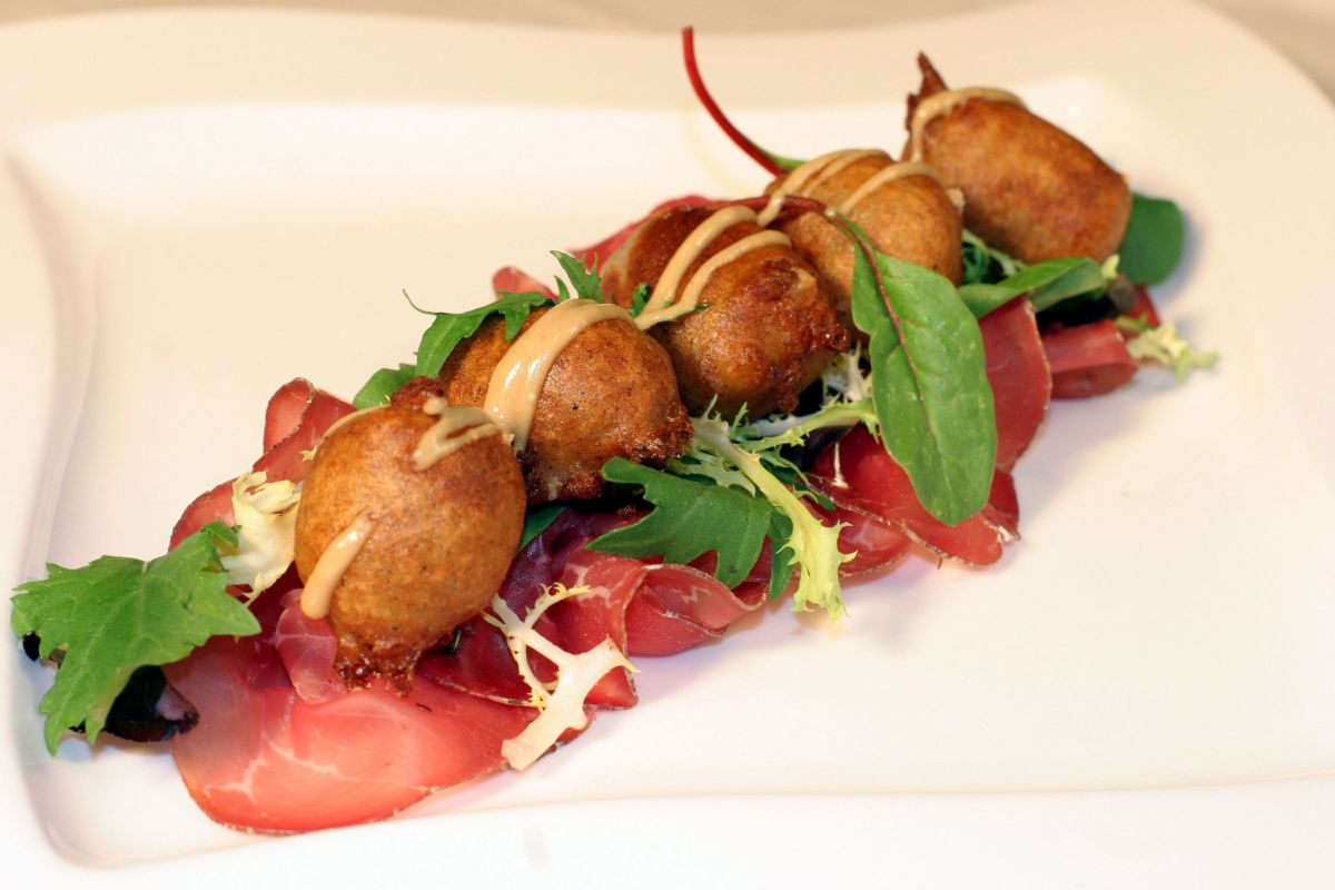 Piatto gourmet con bresaola, frittelle e insalata. Cucina italiana, antipasto sfizioso. #bresaola #frittelle #antipasto