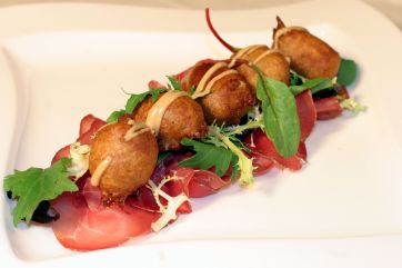Piatto gourmet con bresaola, frittelle e insalata. Cucina italiana, antipasto sfizioso. #bresaola #frittelle #antipasto
