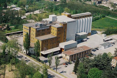 Veduta aerea del Molino Grassi, stabilimento di Parma. Industria molitoria, produzione farine.