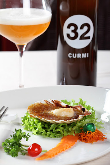 Birra artigianale 32 Curmi con capasanta su letto di lattuga. Degustazione birra e frutti di mare.