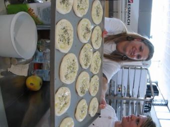 Donna con pizza bianca napoletana cruda su teglia. Cucina tradizionale, prodotti da forno.