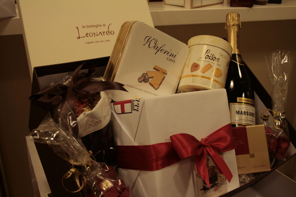 Cesto regalo Milano con prodotti tipici: panettone, wafer, spumante. Idea regalo gourmet, confezione regalo natalizia.