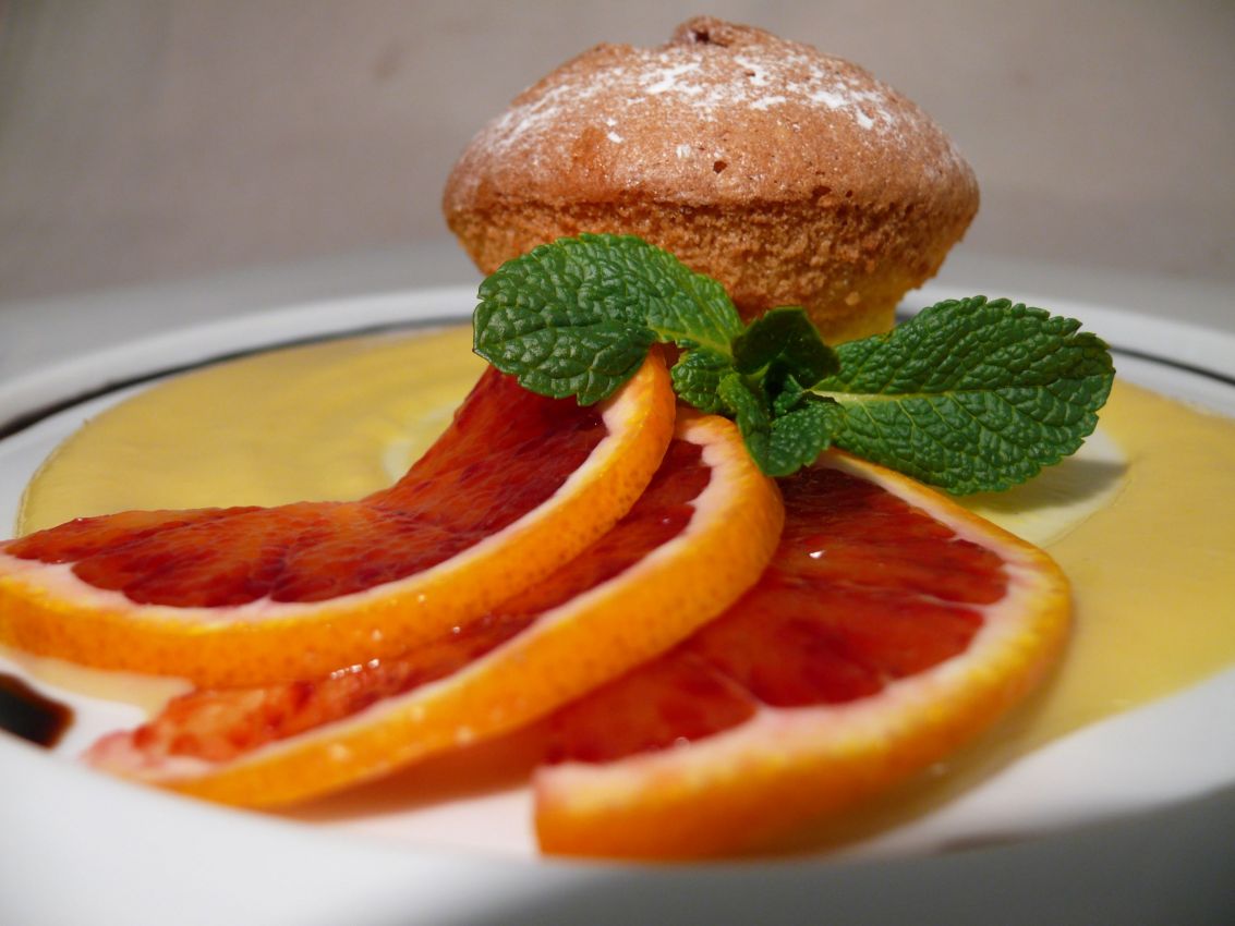 Sformatino di panettone all'arancia con crema pasticcera, menta e arance rosse. Dolce natalizio.