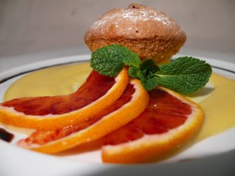 Sformatino di panettone all'arancia con crema pasticcera, menta e arance rosse. Dolce natalizio.