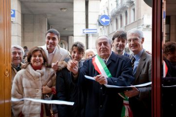 Inaugurazione Hausbrandt: autorità tagliano il nastro. Evento, persone, tricolore.