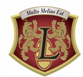 Logo Lolli: scudo rosso e oro con leoni rampanti e scritta Multo Melius Est. Design araldico elegante.