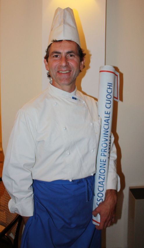 Chef Luigi Lombardi dell'Associazione Provinciale Cuochi Latina in divisa. Cucina italiana.